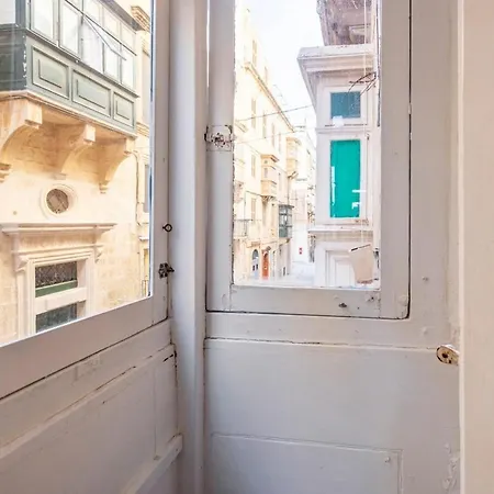 Superbly Located Cosy 2-bedroom