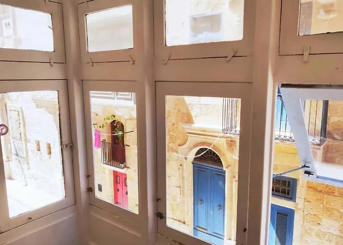 Superbly Located Cosy 2-bedroom * La Valeta