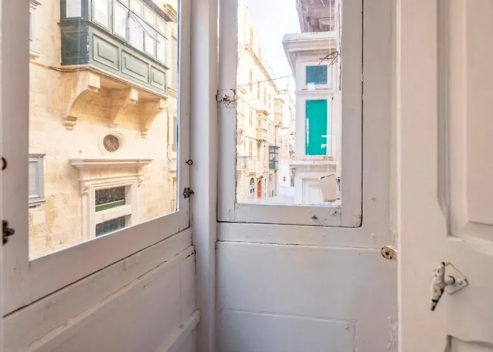 Superbly Located Cosy 2-bedroom