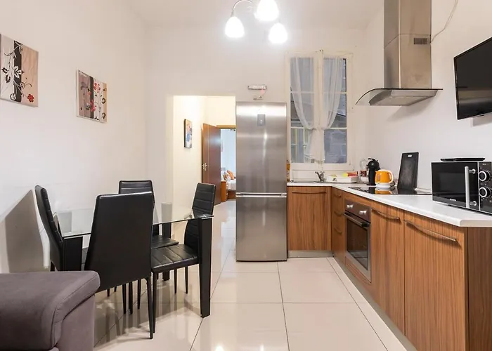 Superbly Located Cosy 2-bedroom * La Valeta